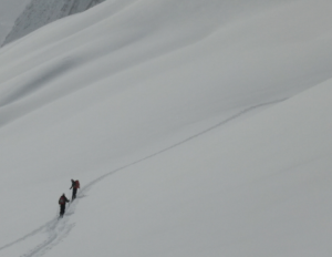 Brock Carlton s'engage sur une piste de ski difficile